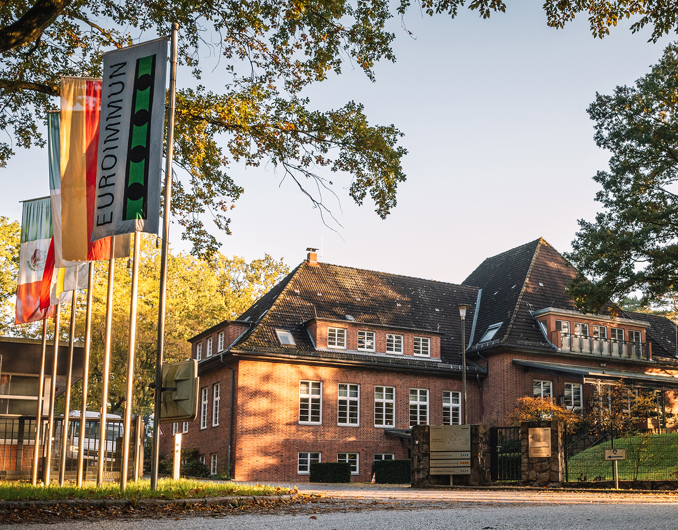 Verwaltungsgebäude von EUROIMMUN in Lübeck mit wehenden Fahnen vor dem Eingang