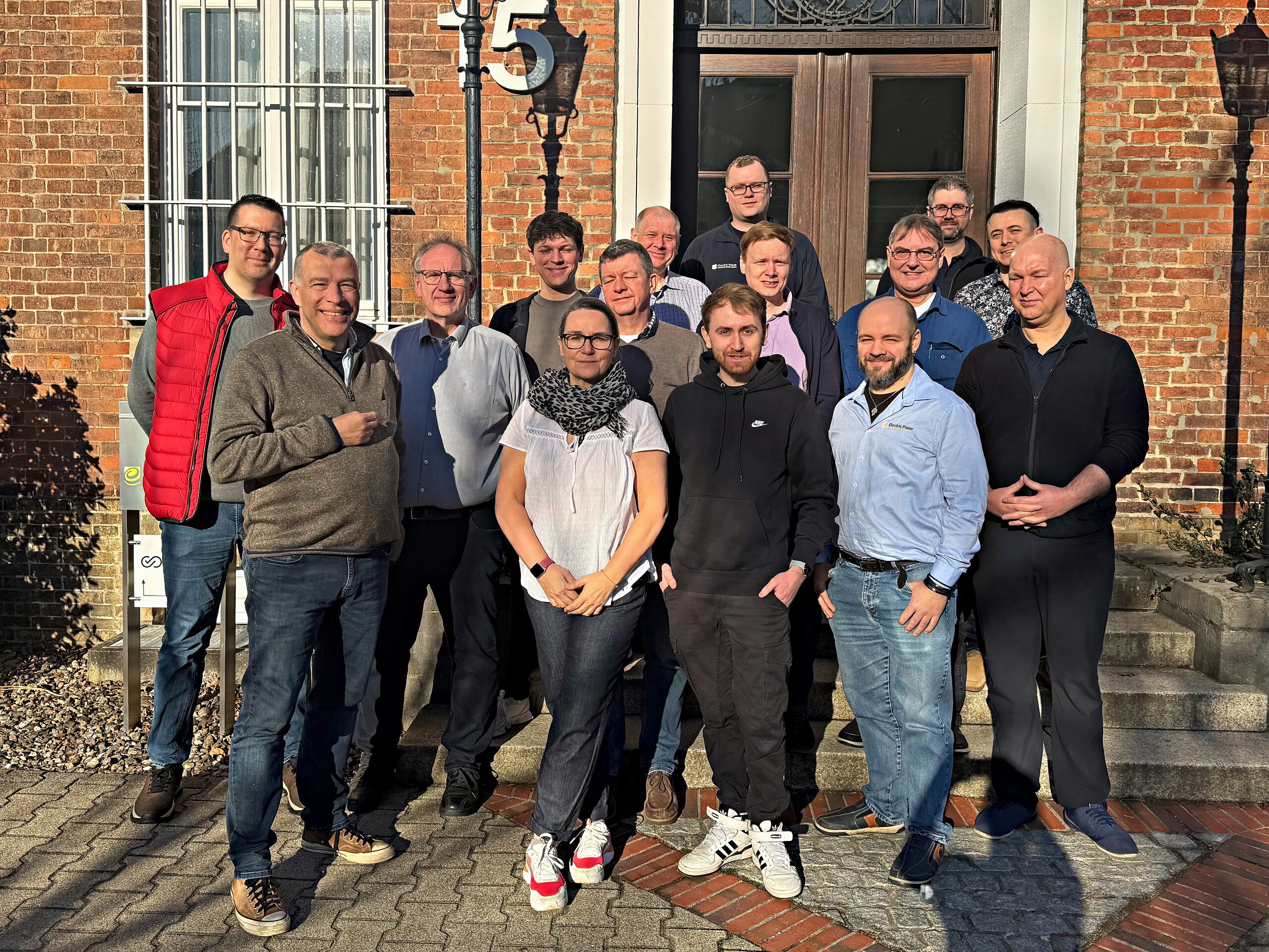 Team von Electric Paper vor dem Firmensitz in Lüneburg